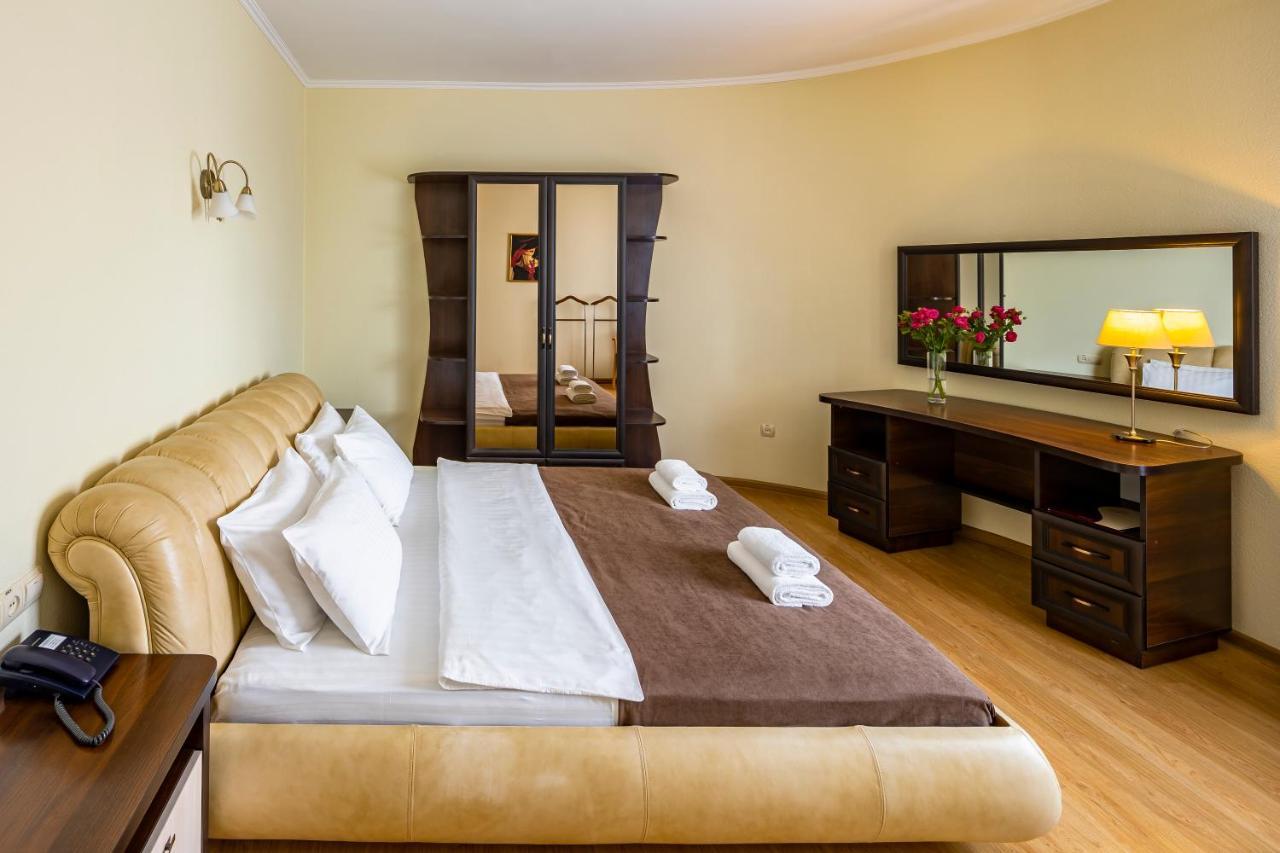 Hotel Galaktika Vynnyky Exteriör bild