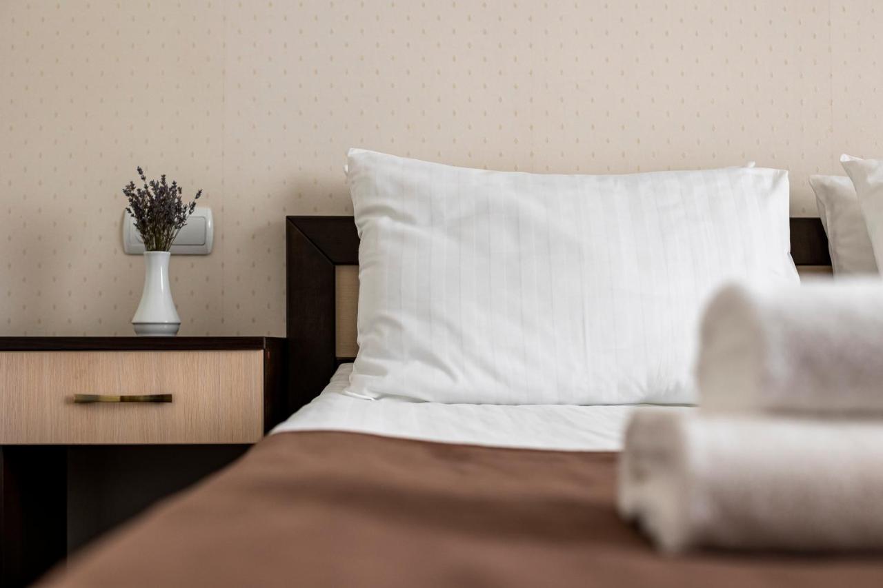 Hotel Galaktika Vynnyky Exteriör bild