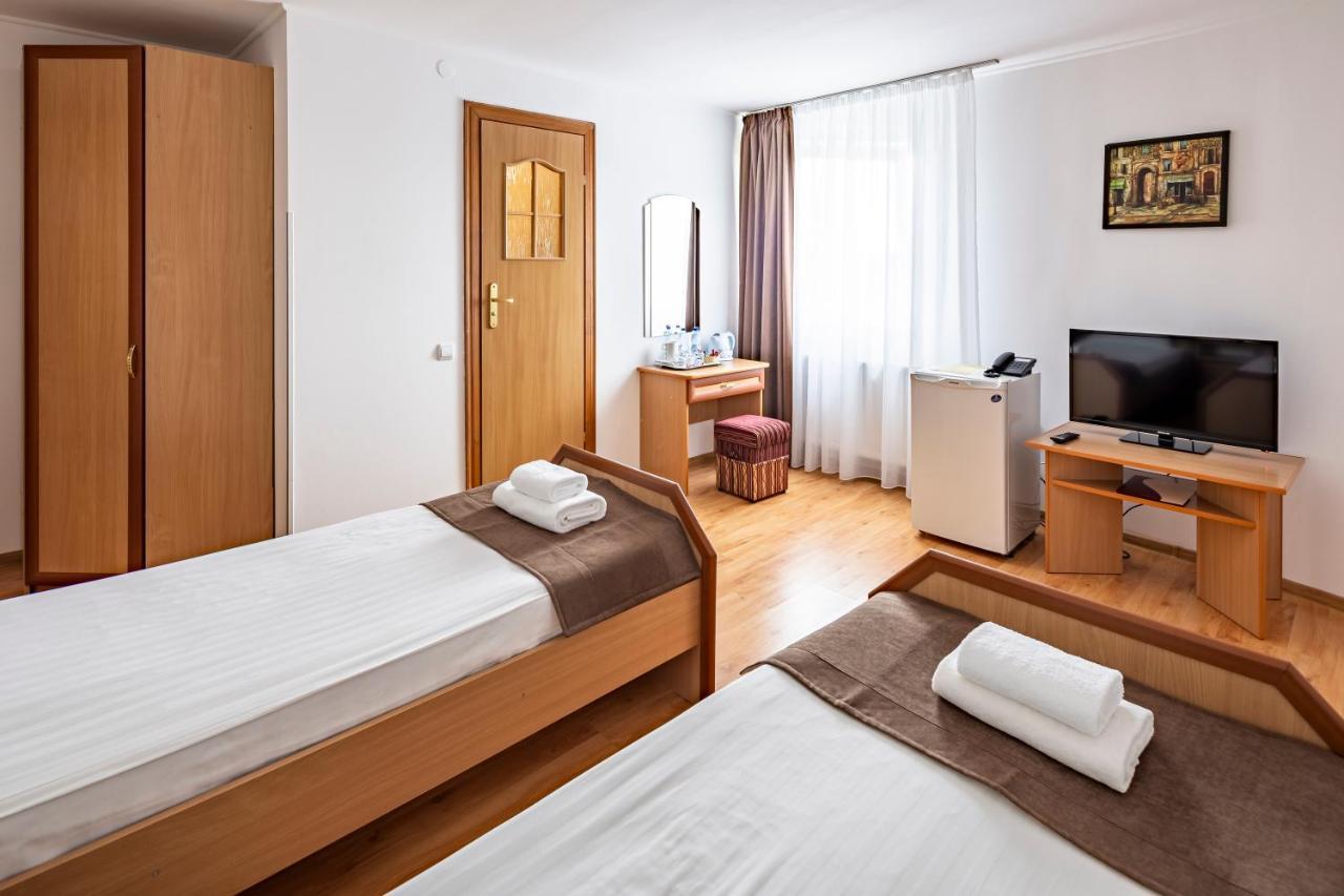 Hotel Galaktika Vynnyky Exteriör bild