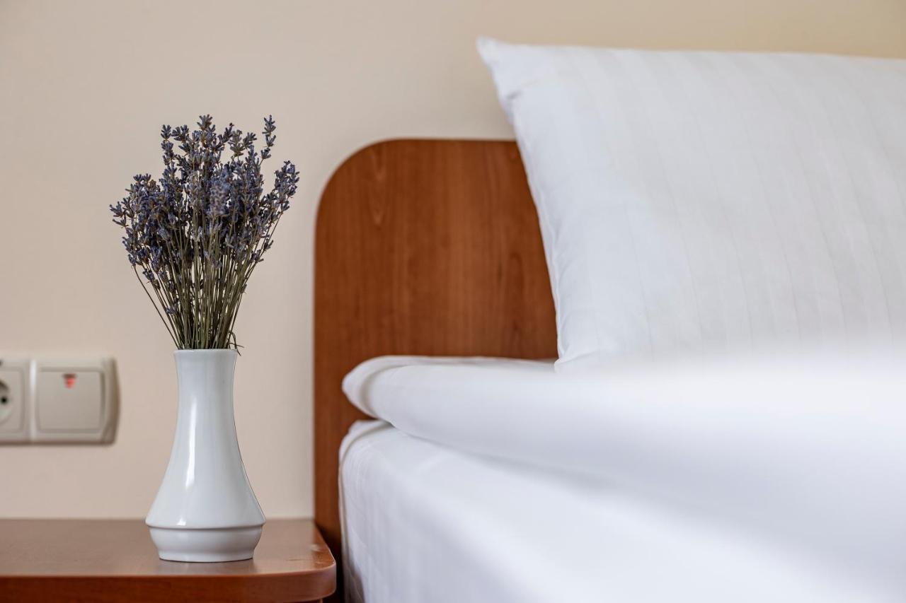 Hotel Galaktika Vynnyky Exteriör bild