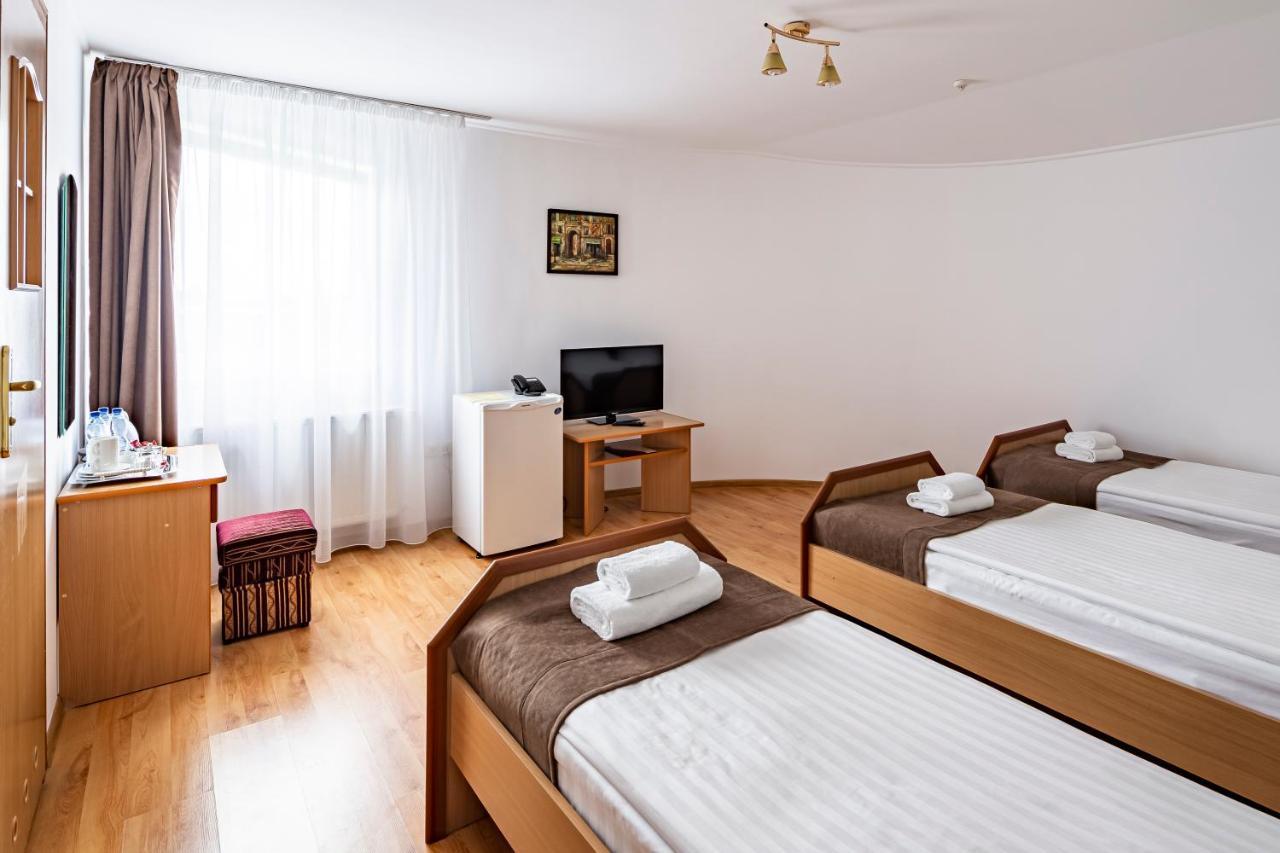 Hotel Galaktika Vynnyky Exteriör bild