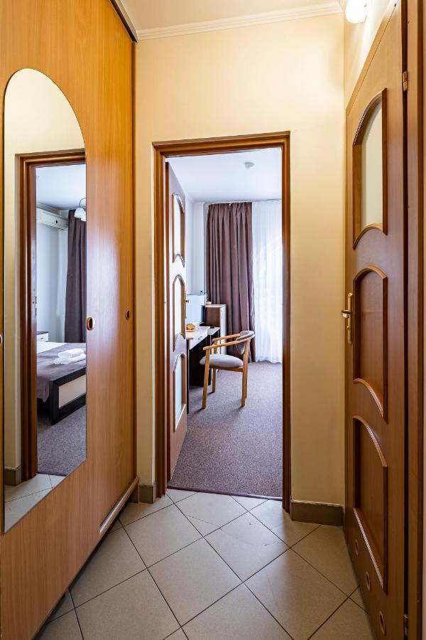 Hotel Galaktika Vynnyky Exteriör bild