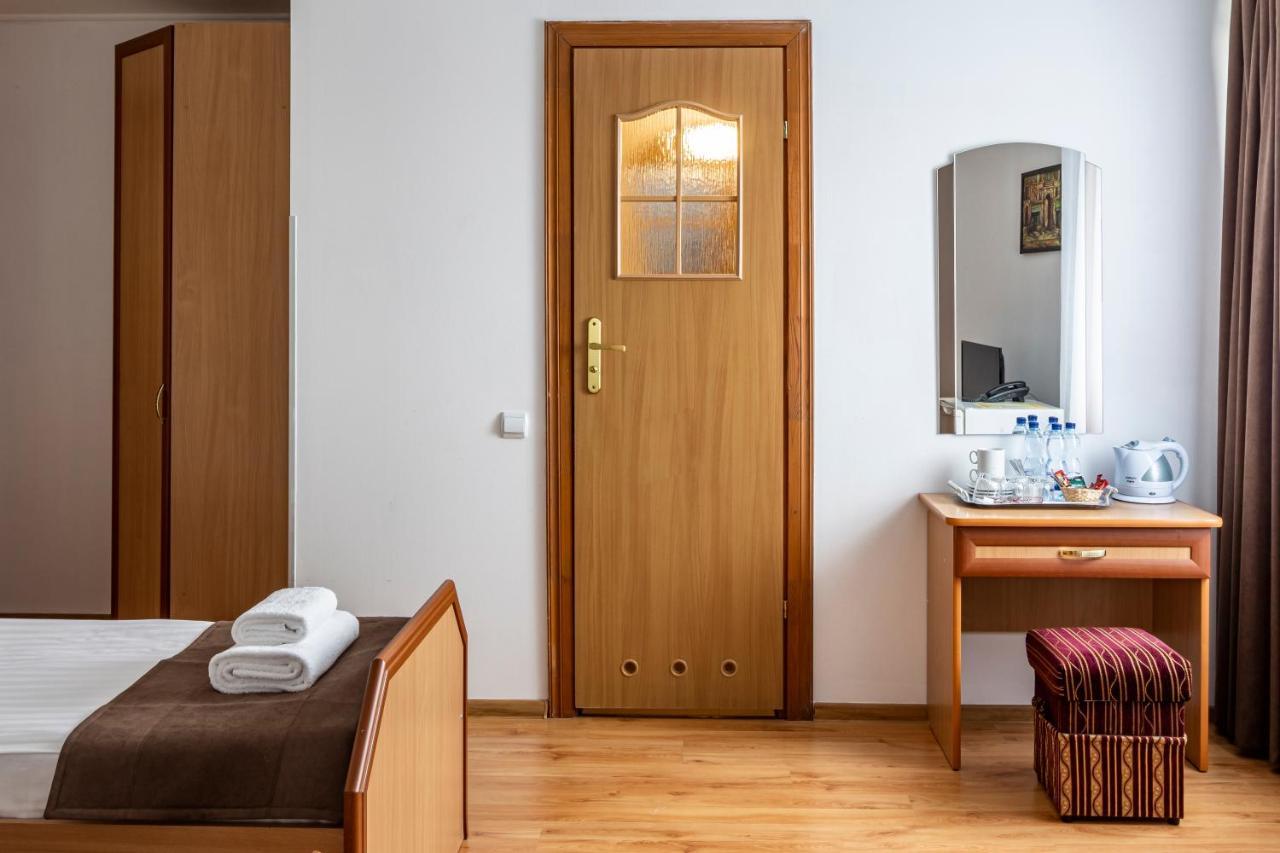 Hotel Galaktika Vynnyky Exteriör bild